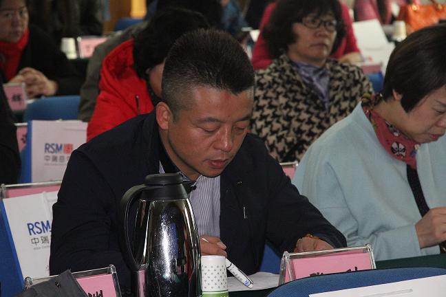 會議代表認真聽取講座