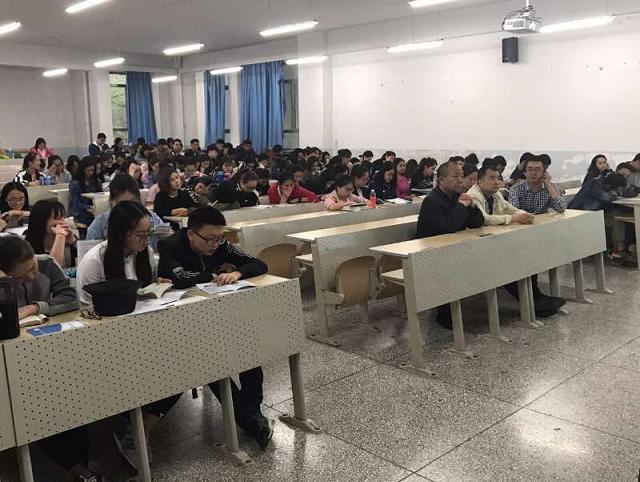 同學們在認真的聽老師講解