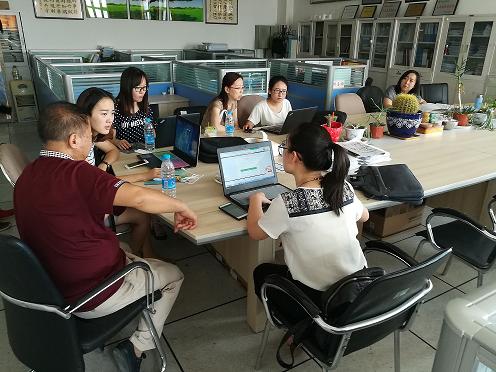 石河子綠洲所專業骨干給學生進行答題輔導