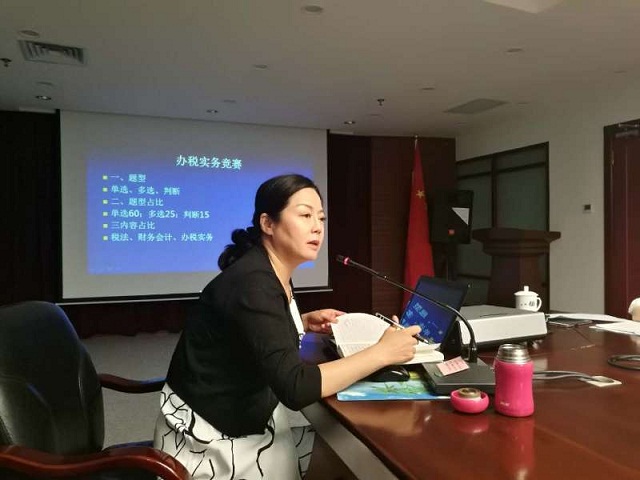 培訓(xùn)老師秦霞講課